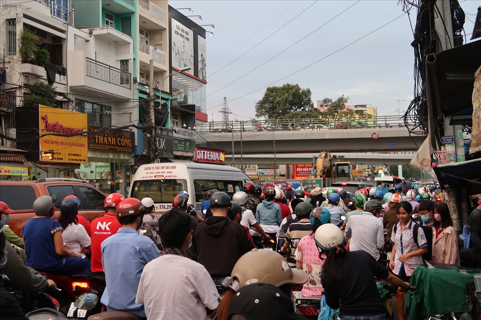 Giao thông vào giờ cao điểm ở khu vực “lô cốt” trên đường Minh Phụng (quận 6, TPHCM). Ảnh: Hữu Huy
