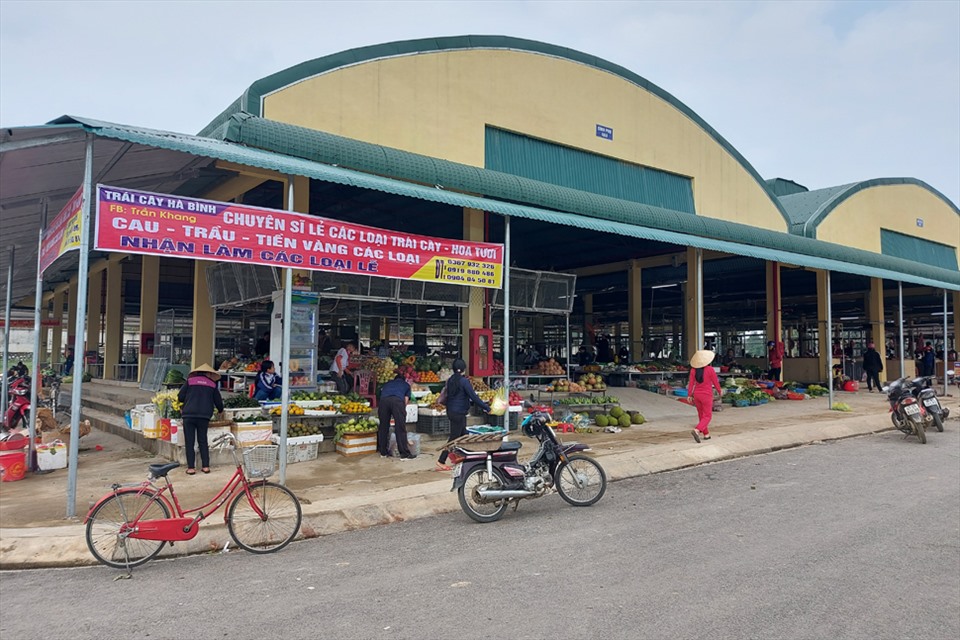 Một góc chợ huyện Hương Khê vừa hoàn thành đưa vào hoạt động. Ảnh: Trần Tuấn.
