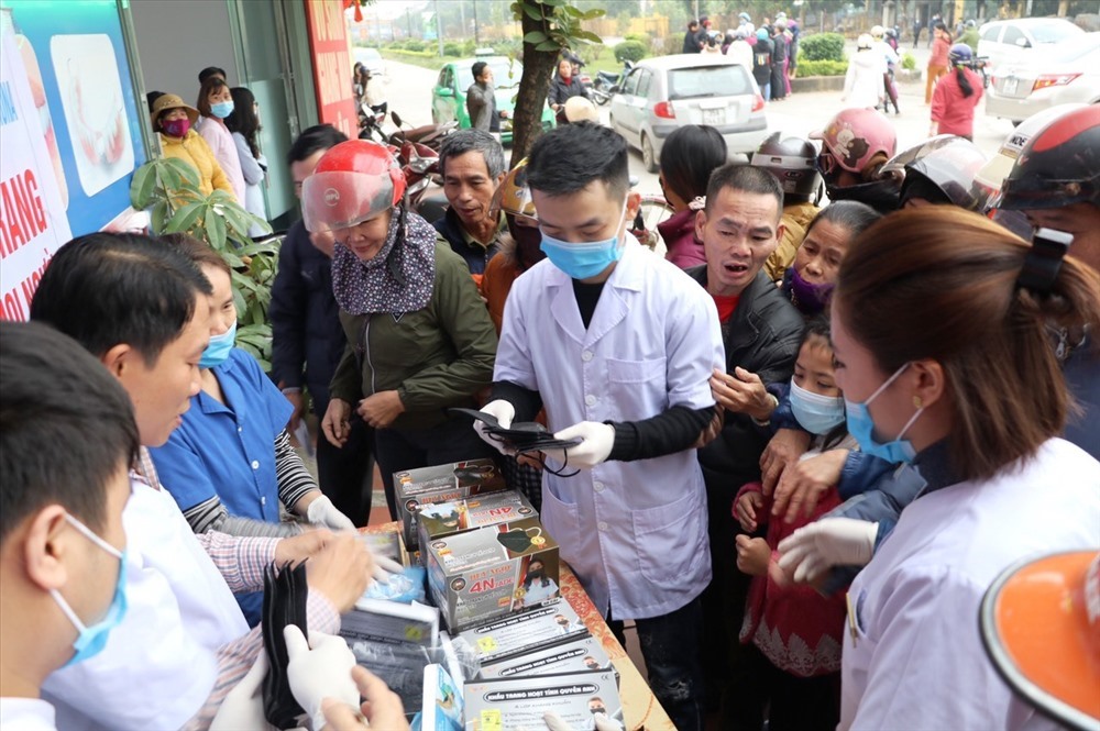 Phòng khám răng hàm mặt Ninh Bình tiến hành phát khẩu trang y tế miễn phí cho người dân vào sáng ngày 1.2. Ảnh: NT