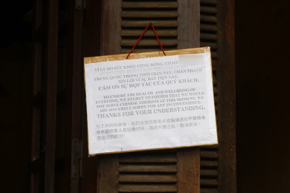 Nhiều cửa hàng, nhà lưu niệm cũng đã dán biển báo tạm thời ngưng nhận các đoàn khách Trung Quốc vì lo ngại dịch bệnh. Ảnh: Thanh Chung