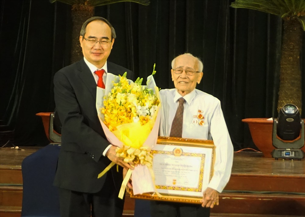 Bí thư Thành ủy TPHCM Nguyễn Thiện Nhân trao huy hiệu 75 năm tuổi Đảng cho ông Nguyễn Xuân Mạnh - Ảnh: Minh Quân