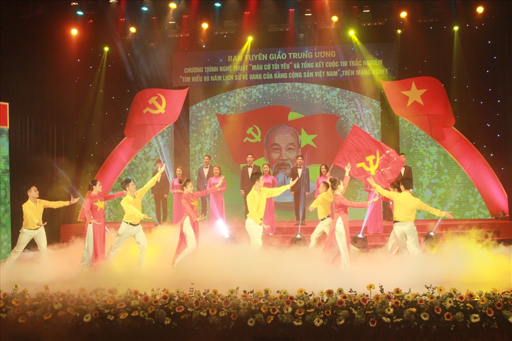 Liên khúc nghệ thuật mở đầu chương trình “Màu cờ tôi yêu” tối 1.2. Ảnh T.Vương