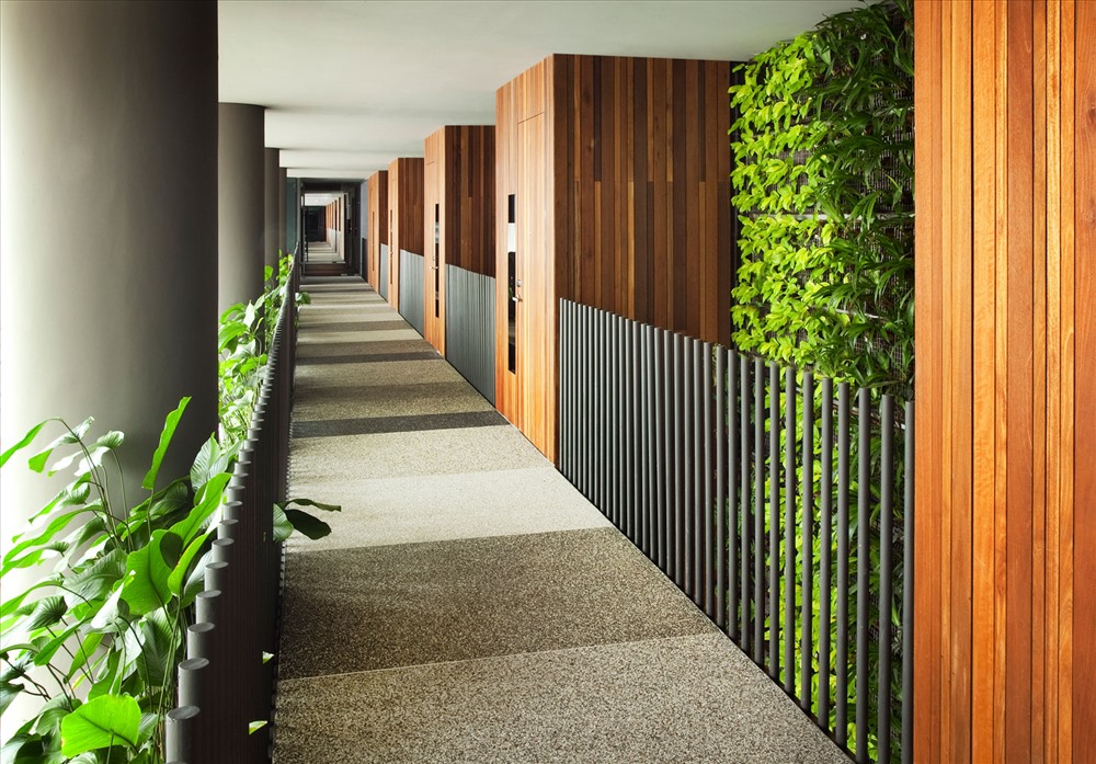 Các hành lang, tiền sảnh và phòng vệ sinh chung đều được thiết kế dưới dạng không gian vườn, với các bậc lối đi bằng đá, các tiểu cảnh nước và thực vật tạo nên một bầu không khí thư giãn êm ái với ánh sáng tự nhiên.