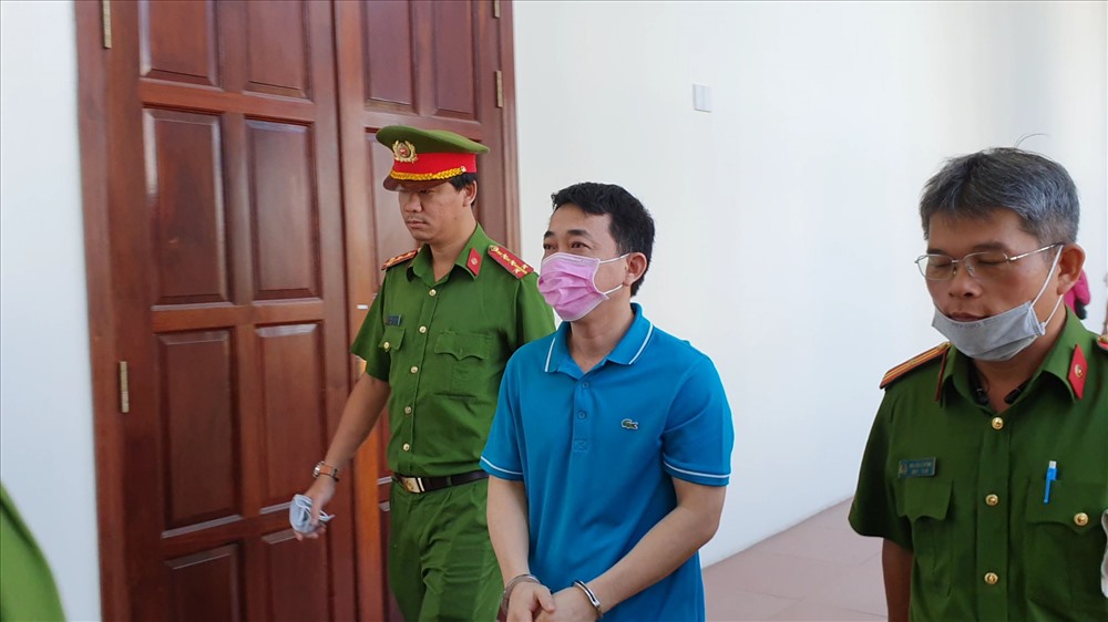 Bị cáo Nguyễn Minh Hùng được áp giải tới phòng xử.
