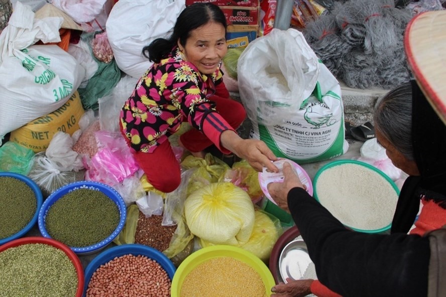 Hơn 90% hoạt động mua bán, giao dịch ở Việt Nam là dùng tiền mặt. Ảnh: P.V