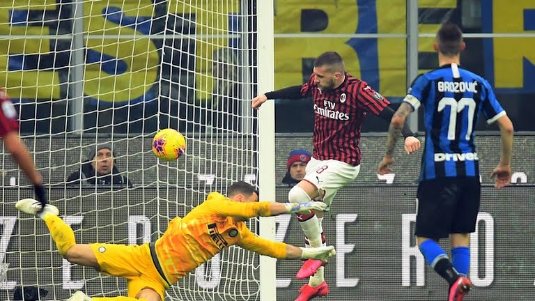 Rebic và Ibra giúp AC Milan vươn lên dẫn 2-0. Ảnh: Reuters