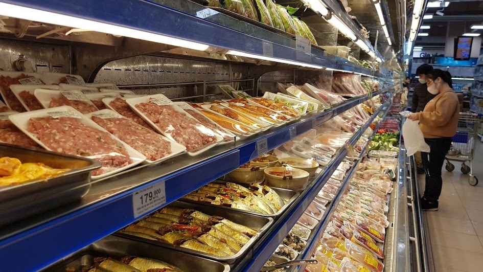 Nguồn cung thịt lợn tại các siêu thị dồi dào. Ảnh: Kh.V