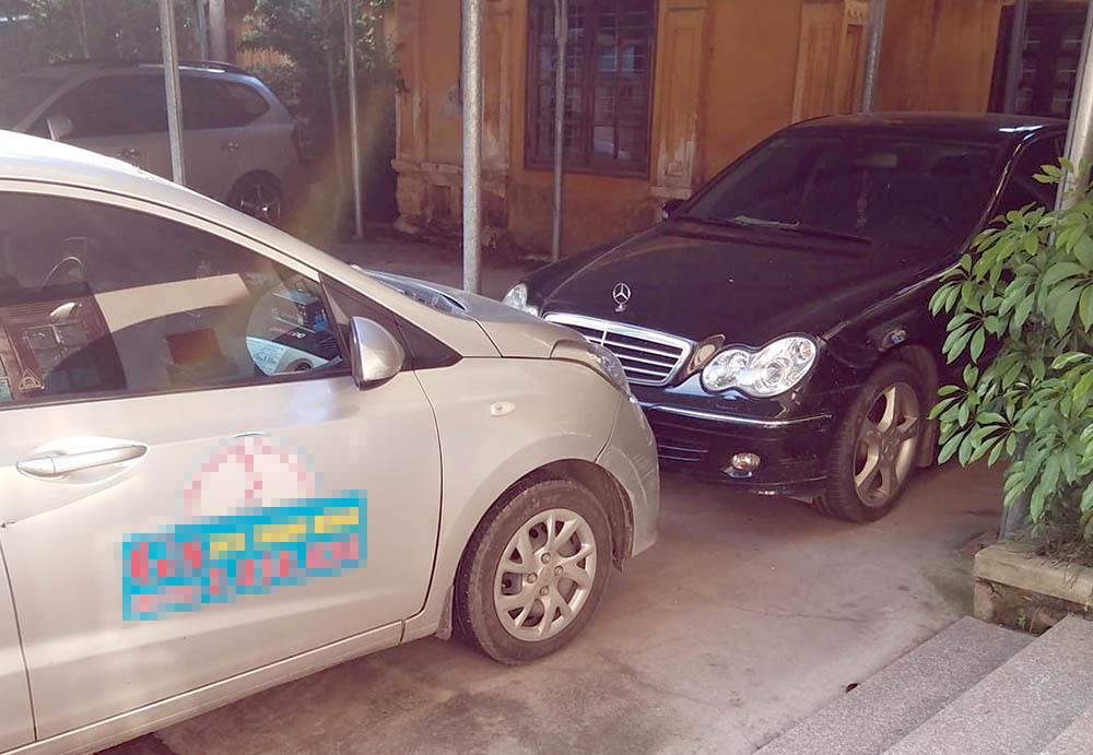 Chiếc xe màu đen của ông Nguyễn Thanh Hải để tại sân cơ quan từng bị các đối tượng đòi nợ chặn lại không cho di chuyển. Ảnh chụp tháng 8.2019.