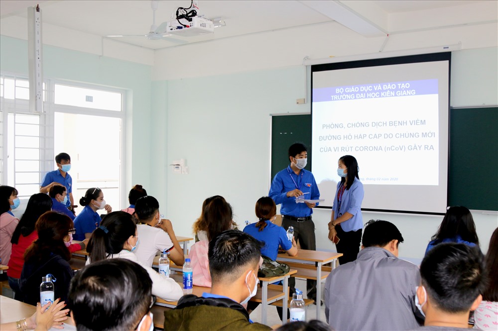 Trước khi tổ chức dạy học trở lại, Đại học Kiên Giang tổ chức truyền thông kiến thức về virus corona cho giảng viên, cán bộ, sinh viên. Ảnh: LT