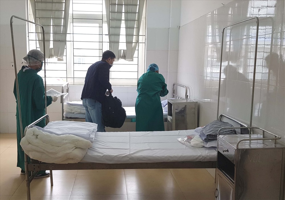 Khu cách ly tại Bệnh viện Hữu nghị Việt Tiệp cơ sở 2 gồm 350 giường với đầy đủ trang thiết bị để người bệnh ăn, nghỉ, theo dõi, quản lý y tế trong thời gian 14 ngày.