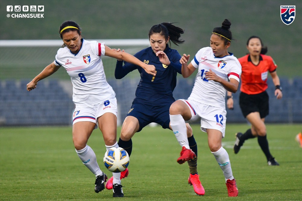 Thất bại đau đớn 0-1 trước đối thủ vừa tầm Đài Bắc Trung Hoa khiến tâm lý của tuyển nữ Thái Lan bị ảnh hưởng nghiêm trọng. Ảnh: FAT