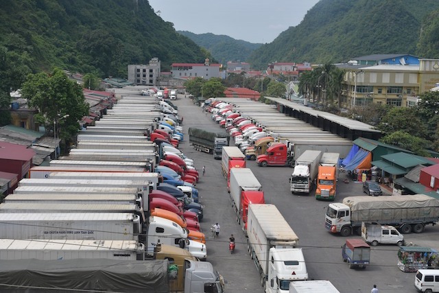 Các xe chở nông sản bị ùn ứ tại cửa khẩu, chưa thể thông quan do Trung Quốc lùi thời gian mở cửa khẩu. Ảnh: Kh.L