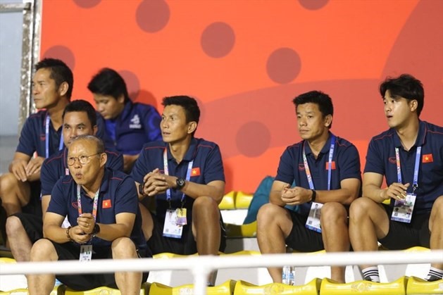 Huấn luyện viên Park Hang-seo cùng ekip trợ lí của mình có mặt trên khán đài sân Rizal Memorial để cổ vũ cho tuyển nữ Việt Nam thi đấu. Ảnh: D.P