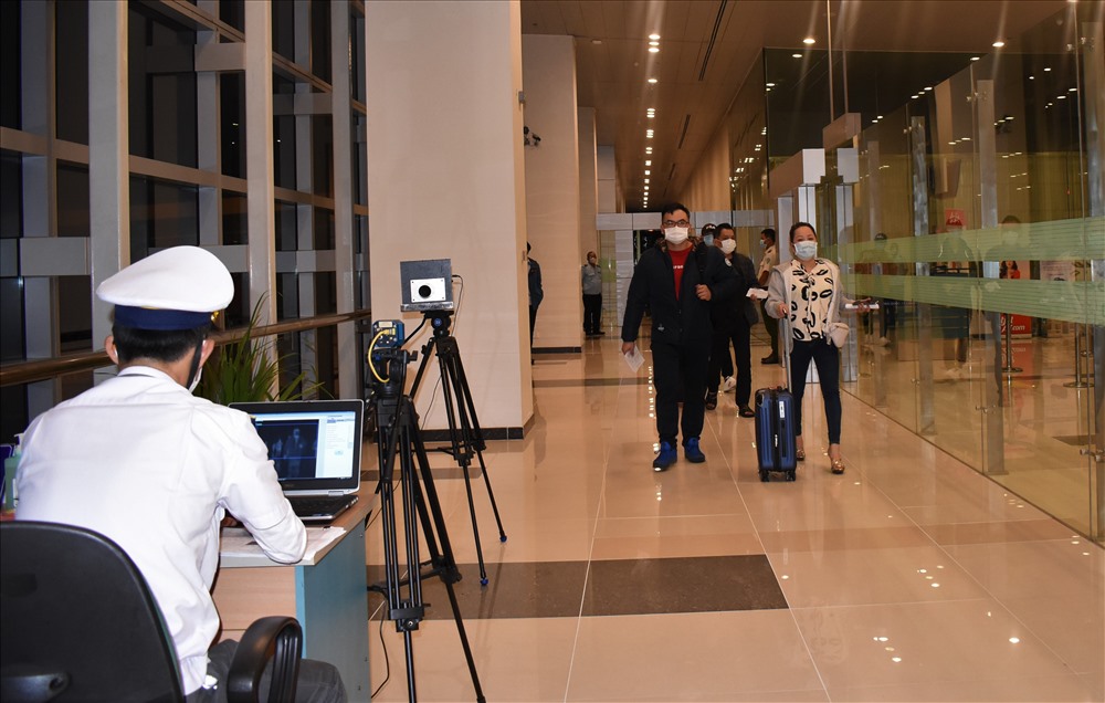 Hơn 21 giờ ngày 10.2, Hành khách từ Đài Loan đến tới sân bay Cần Thơ phải qua trạm kiểm soát. Ảnh: Thành Nhân