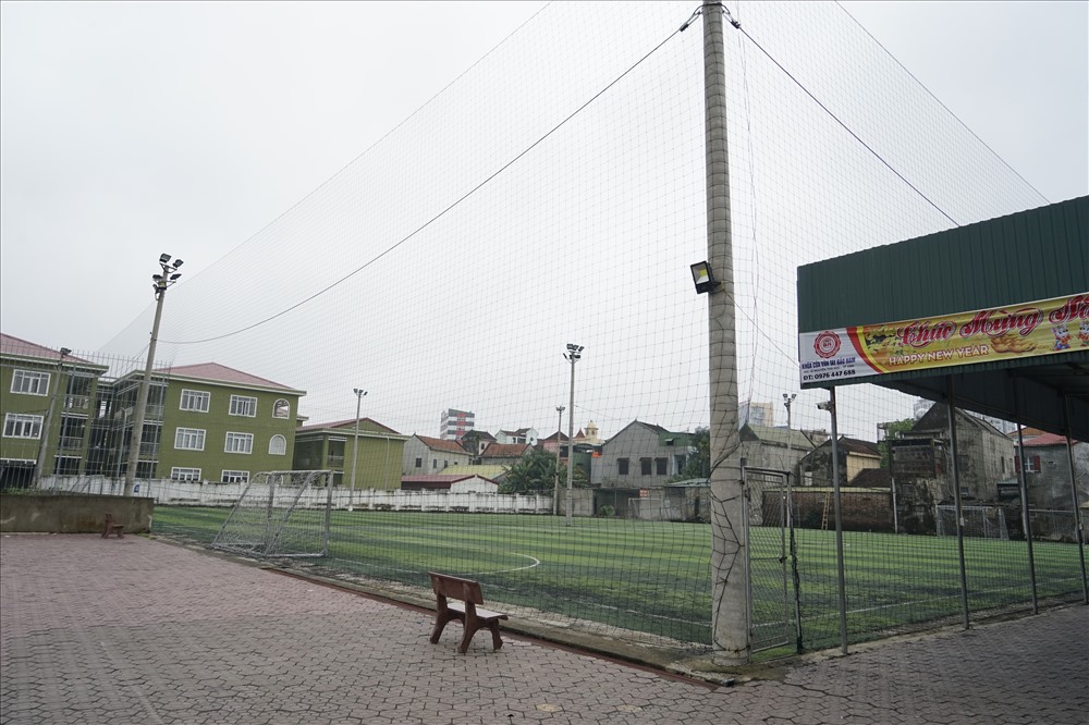 Sân bóng mini được xây dựng trên đất công, giao cho tư nhân kinh doanh. Ảnh: PV