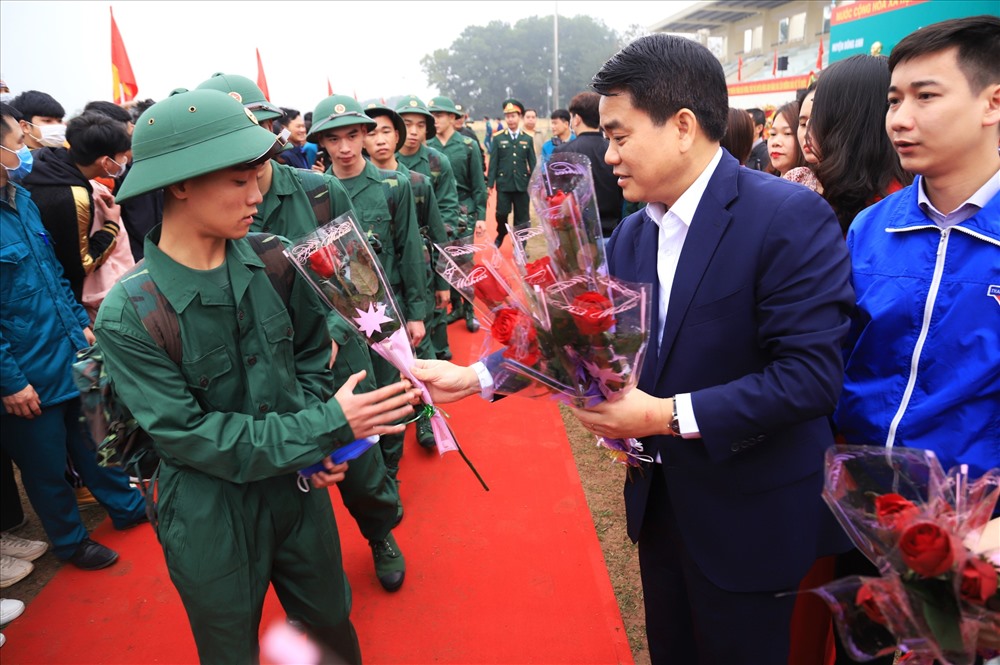 Ông Nguyễn Đức Chung - Chủ tịch UBND thành phố Hà Nội có mặt tại buổi lễ giao nhận quân huyện Đông Anh, động viên các chiến sĩ trẻ lên đường nhập ngũ.