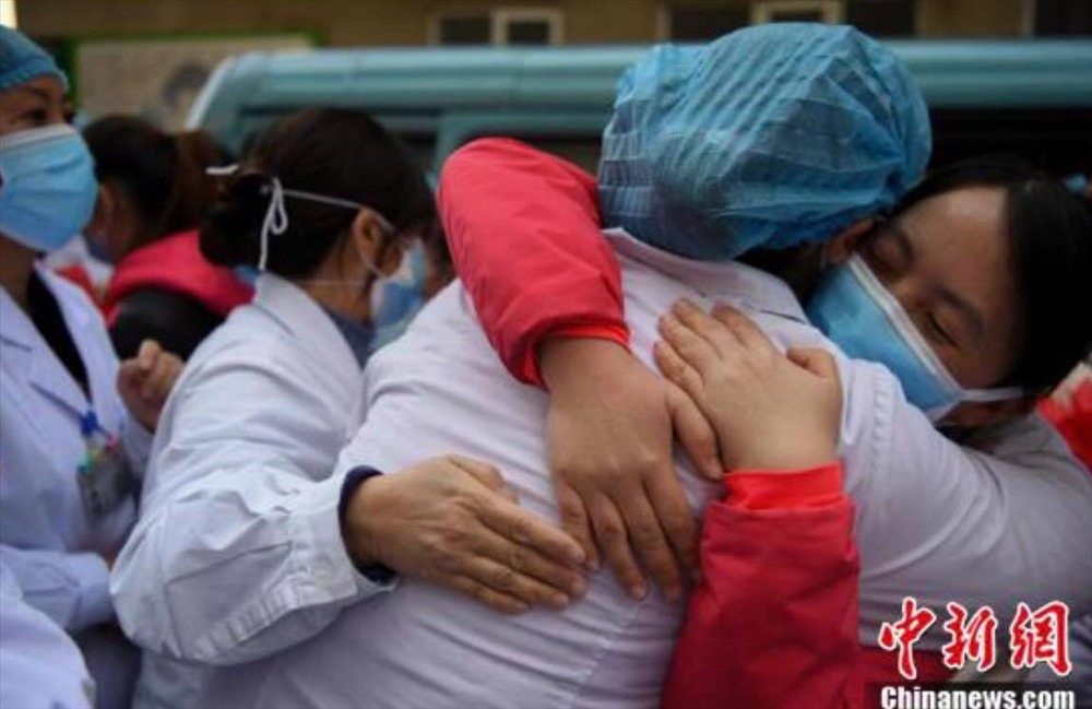 Ngày 4.2, Các nhân viên y tế từ Vân Nam, Trung Quốc trên đường xuất phát tới hỗ trợ các đồng nghiệp ở Hồ Bắc. Ảnh: THX