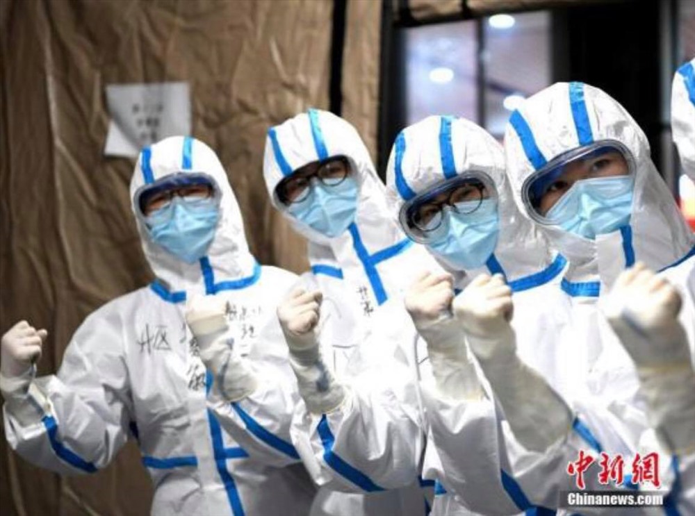 Tối 7.2, Bệnh viện tạm thời ở Vũ Hán bắt đầu điều trị cho bệnh nhân virus Corona. Các nhân viên y tế đang cổ vũ tinh thần trước khi bắt tay và công việc. Ảnh: THX