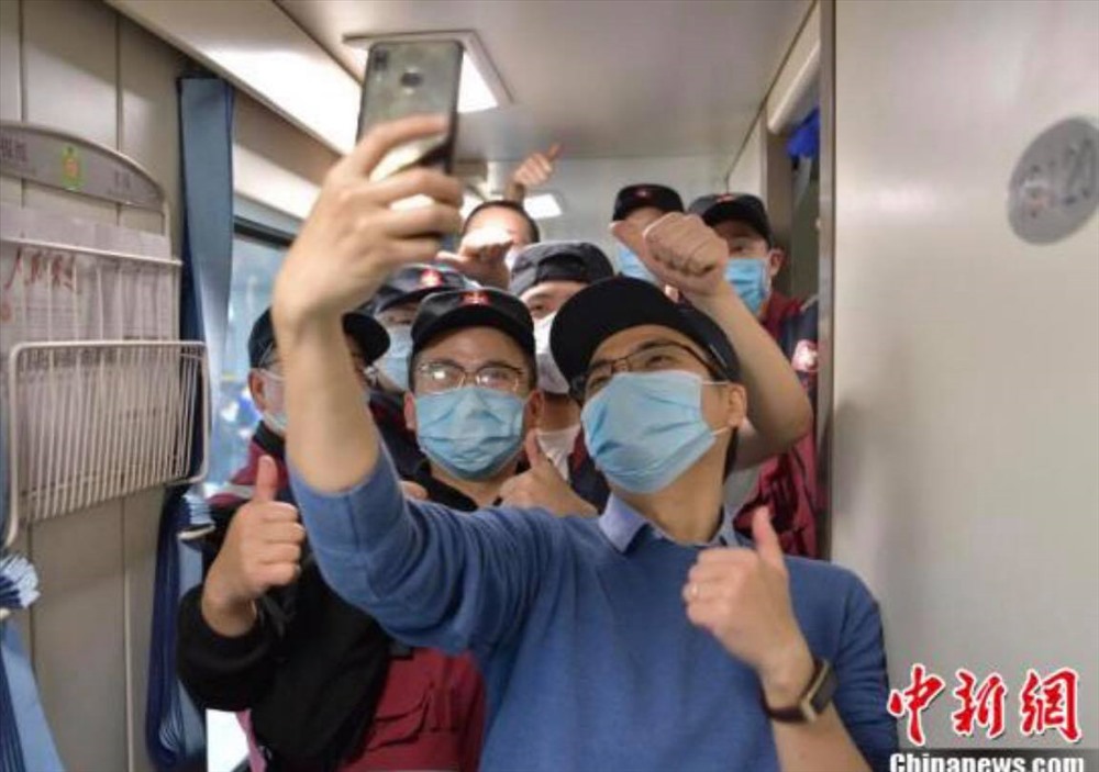 Các thành viên Đội cứu hộ y tế khẩn cấp quốc gia tại tỉnh Tứ Xuyên, Trung Quốc chụp ảnh selfie trước khi khởi hành từ thành phố Thành Đô đến tuyến đầu Vũ Hán hỗ trợ chống dịch. Ảnh: THX