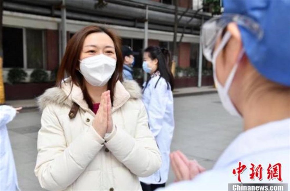 Ngày 5.2, 5 trong tổng số 14 nhân viên y tế bị nhiễm virus Corona tại Vũ Hán đã điều trị khỏi và được xuất viện. Trong ảnh là nhân viên y tế đang bày tỏ lòng biết ơn các đồng nghiệp đã điều trị cho mình. Ảnh: THX