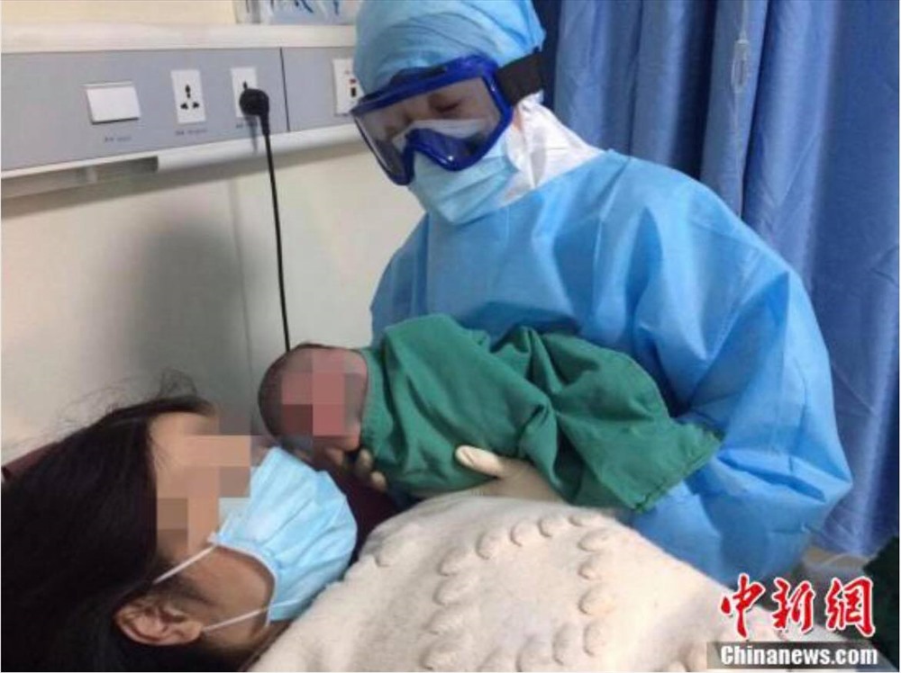 Sản phụ bị nhiễm virus Corona vừa hạ sinh bé trai khoẻ mạnh nặng 7kg tại 1 bệnh viện ở Vũ Hán. Cả 2 mẹ con đều trong tình trạng sức khoẻ tốt. Ảnh: THX