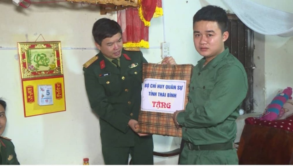 Bộ CHQS tỉnh Thái Bình tặng quà, động viên tân binh Trần Văn Bắc trước lúc lên đường.