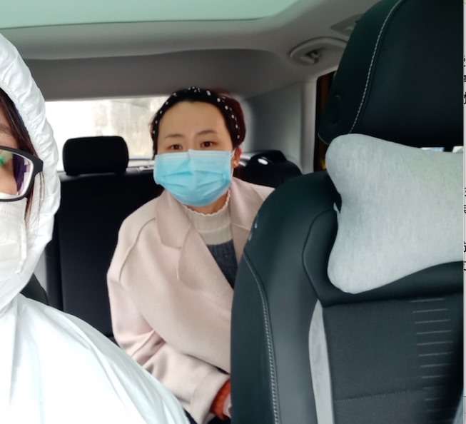 Chen mặc đồ bảo hộ an toàn để phòng ngừa nhiễm virus Corona. Ảnh: China Daily