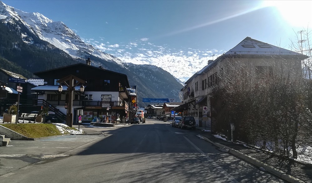 Khu trượt tuyết Contamines-Montjoie ở vùng núi Alps của Pháp, nơi người đàn ông Anh lây virus Corona cho nhiều người khác ở cùng. Ảnh: AFP