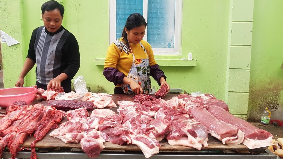 Anh Nguyễn Văn Quân (kinh doanh thịt lợn tại 56 Doãn Kế Thiện, Hà Nội) cho biết, đợt cao điểm có ngày đại lý lấy hàng từ C.P điều chỉnh giá 2-3 lần, khiến các tiểu thương gặp rất nhiều khó khăn. Ảnh: Kh.V