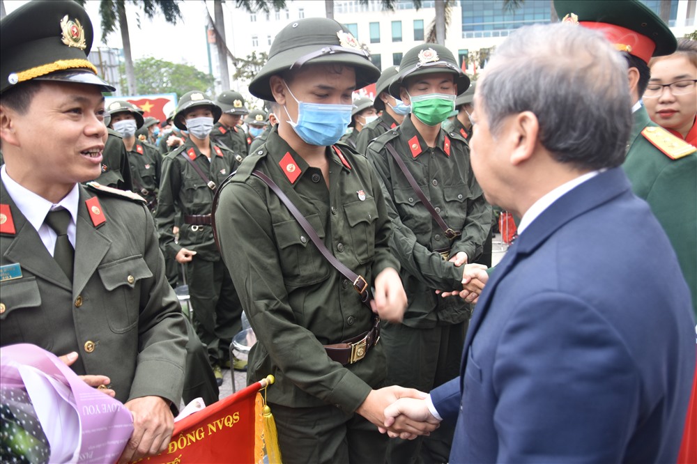 Chủ tịch UBND tỉnh Thừa Thiên - Huế Phan Ngọc Thọ tặng hoa cho các thanh niên chuẩn bị lên đường nhập ngũ.