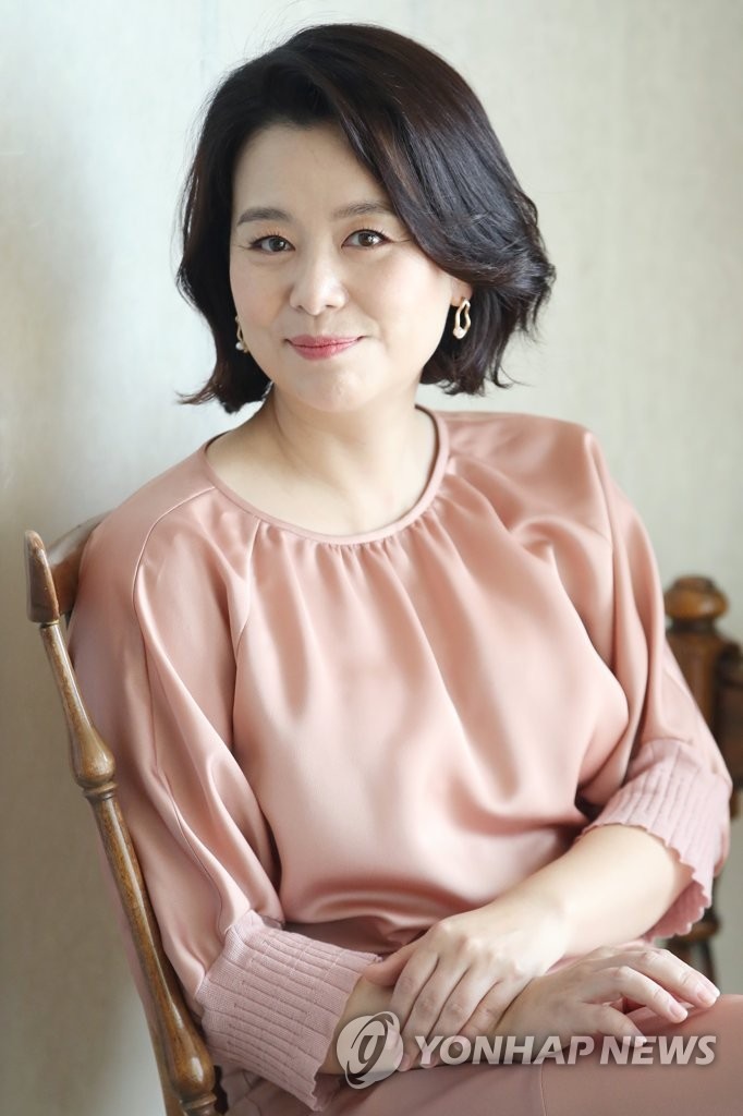Nữ diễn viên Jang Hye Jin sinh năm 1975, từng tốt nghiệp khoa Sân khấu Điện ảnh của Đại học Nghệ thuật Quốc gia Hàn Quốc. Với lỗi diễn linh hoạt, Jang Hye Jin có thể hoá thân thành nhiều kiểu nhân vật. Mới đây, nữ diễn viên cũng gây ấn tượng với vai diễn bà mẹ Bắc Hàn trong bộ phim “Hạ cánh nơi anh” đang gây sốt. Ảnh: Yonhap.