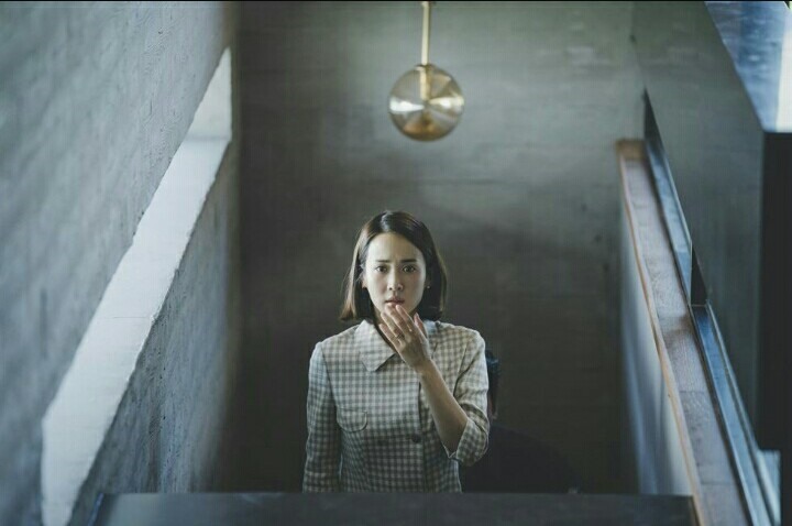 Jo Yeo Jeong: Vào vai vợ của ông Park - một người phụ nữ ngây thơ, luôn dễ dàng bị lợi dụng từ đầu đến cuối.
