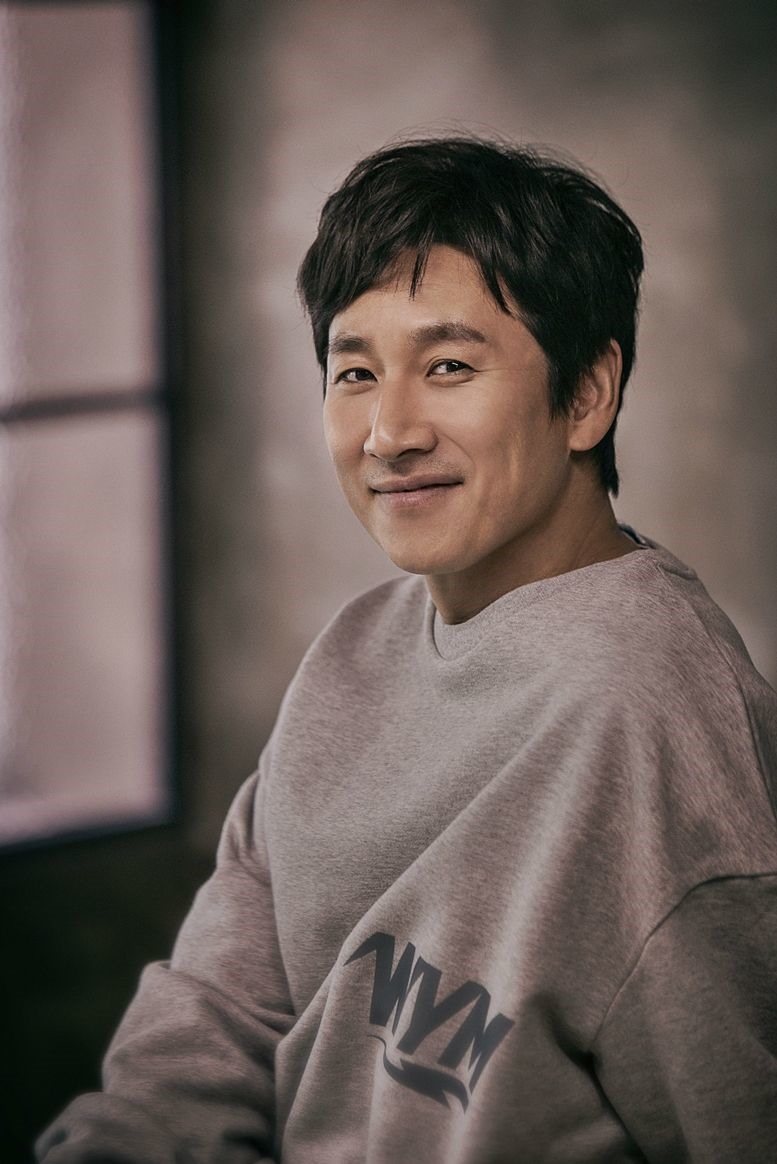 Lee Sun Jyun sinh năm 1975, sở hữu ngoại hình đàn ông chuẩn mực. Nam diễn viên đã có kinh nghiệm diễn xuất gần 20 năm và bỏ túi loạt vai diễn lớn nhỏ.