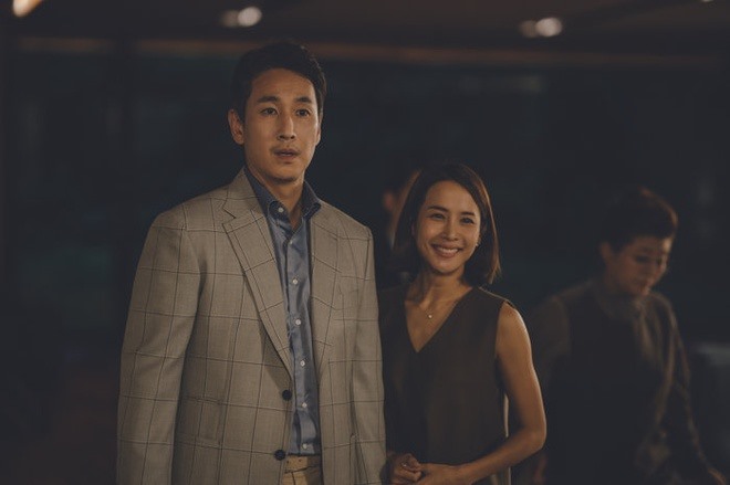 Lee Sun Kyun: Vai Mr. Park - một doanh nhân thành đạt. Ông Park rất bận rộn và gần như giao mọi việc trong nhà cho vợ của mình. Mặc dù vậy, ông là người rất để ý chi tiết. Cũng chính bởi điều này, cuối phim gia đình ông Park đã rơi vào tình cảnh hỗn loạn.