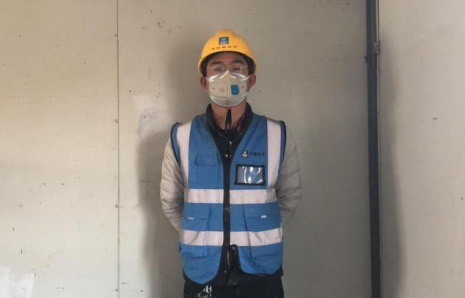 Chân dung anh Gon, người quyên góp lương để xây bệnh viện. Ảnh: China Daily