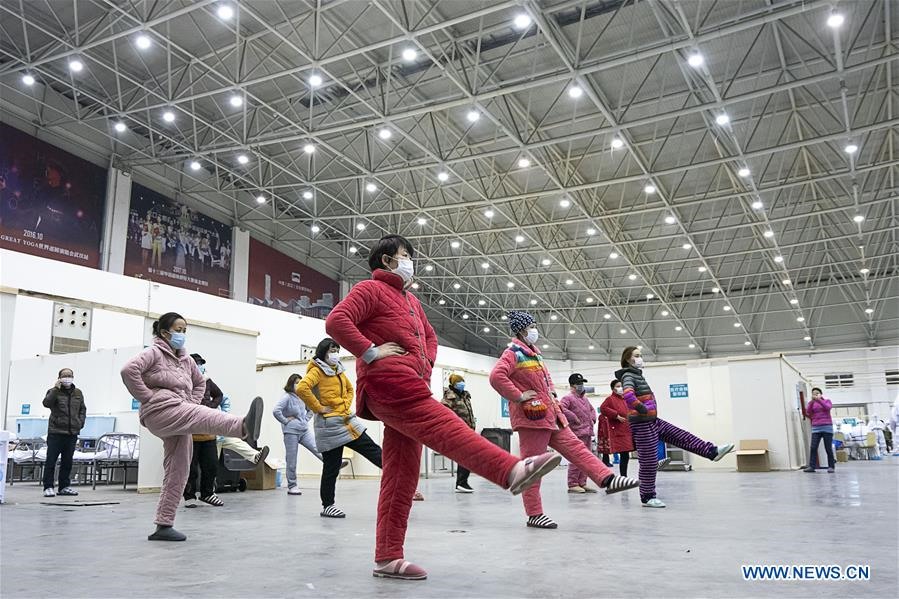 Bệnh nhân lạc quan, tập thể dục trong bệnh viện. Ảnh: China Daily