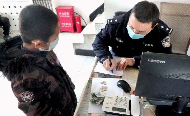 Cậu bé 9 tuổi quyên góp tiền tiết kiệm cho các bệnh nhân ở Vũ Hán. Ảnh: China Daily