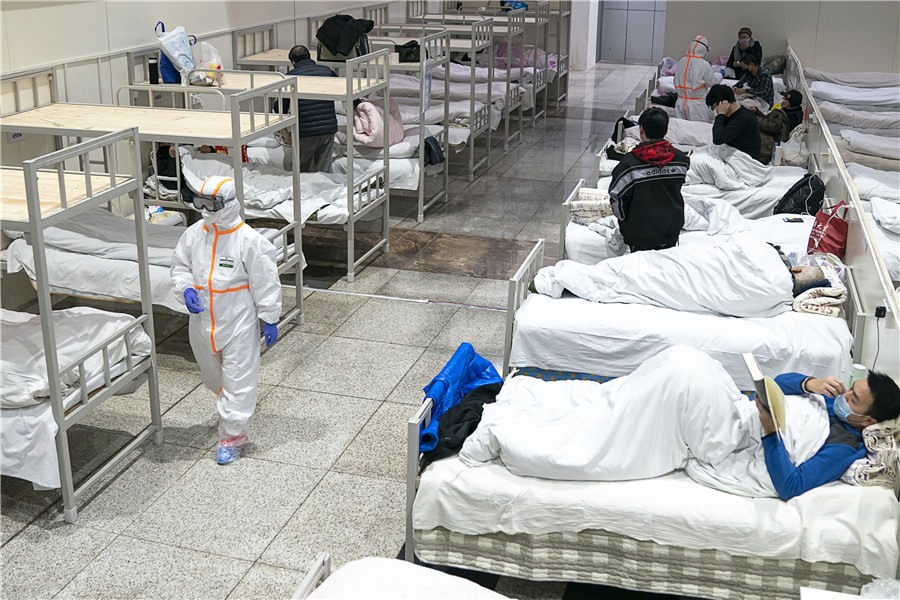 Hình ảnh ông Fu đang bình tĩnh đọc sách trong bệnh viện Giang Hán. Ảnh: China Daily
