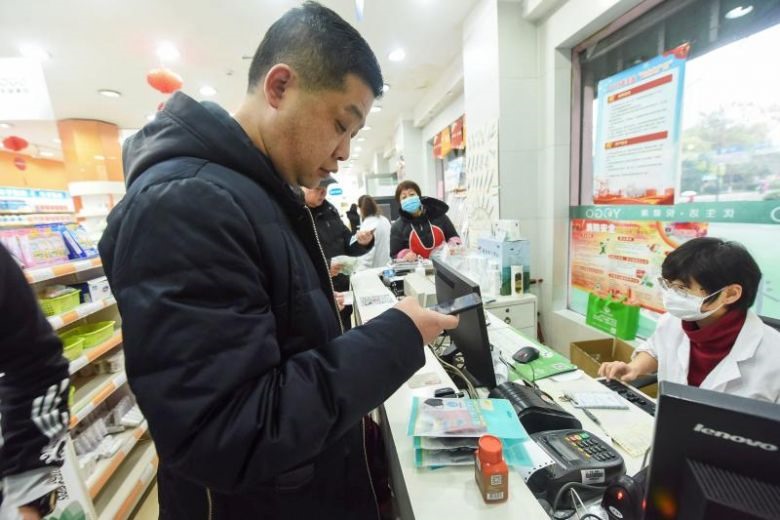 Người dân mua thuốc tại một hiệu thuốc ở Hàng Châu, Trung Quốc. Ảnh: AFP.