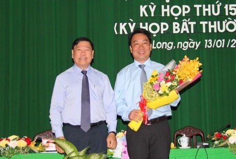 Bí thư Tỉnh ủy Vĩnh Long Trần Văn Rón chúc mừng ông Lữ Quang Ngời (ôm hoa)