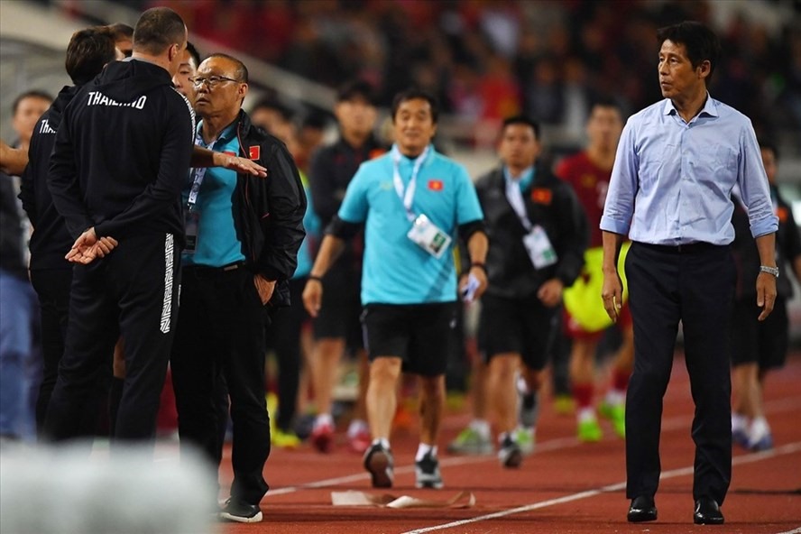 Huấn luyện viên Park Hang-seo từng muốn “ăn thua đủ” với ông Sasa Todic, trợ lí huấn luyện viên Akira Nishino của tuyển Thái Lan. Ảnh: SMM Sport