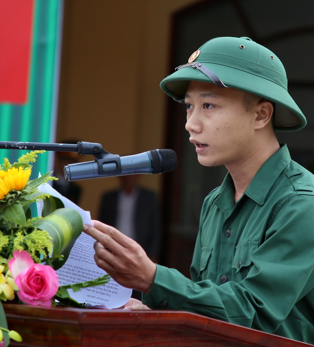Tân binh phát biểu cảm tưởng trong buổi giao nhận quân tại huyện Cam Lộ.