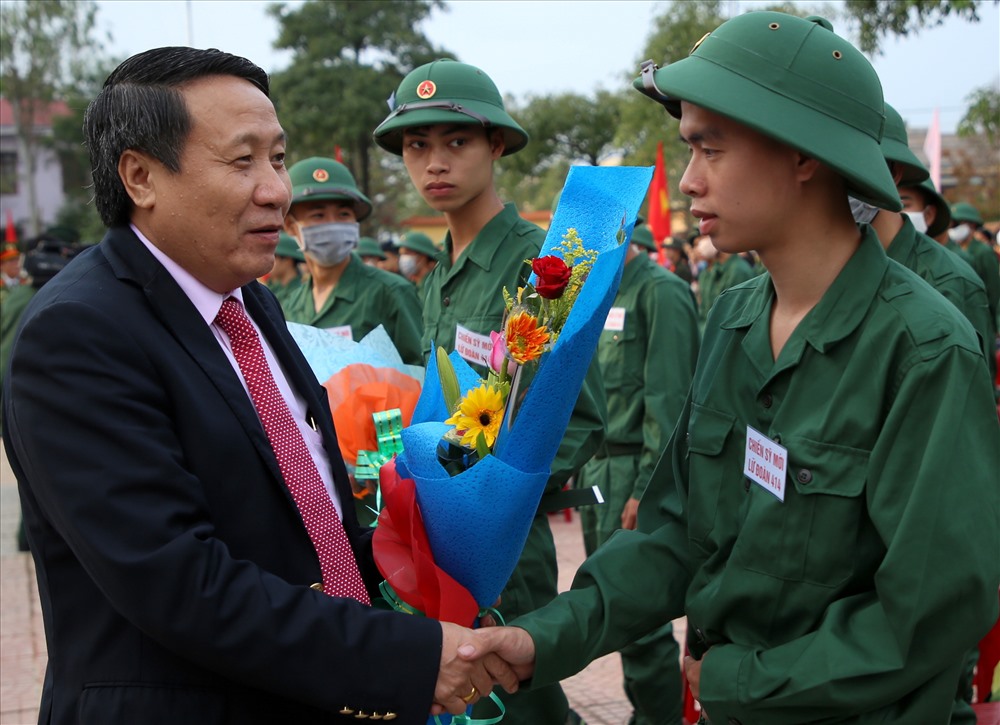 Ông Hà Sỹ Đồng - Phó Chủ tịch Thường trực UBND tỉnh Quảng Trị tặng hoa động viên các tân binh lên đường nhập ngũ.