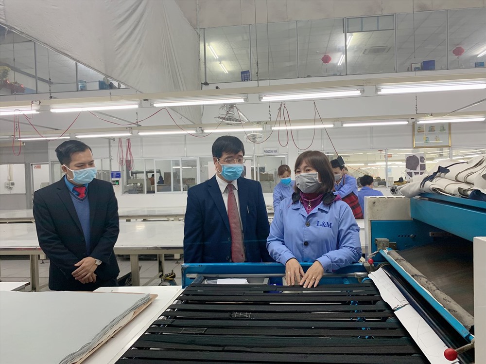 Đồng chí Trịnh Văn Bừng - Tỉnh ủy viên, Chủ tịch LĐLĐ tỉnh Hà Nam thăm và động viên công nhân lao động tại xưởng sản xuất.