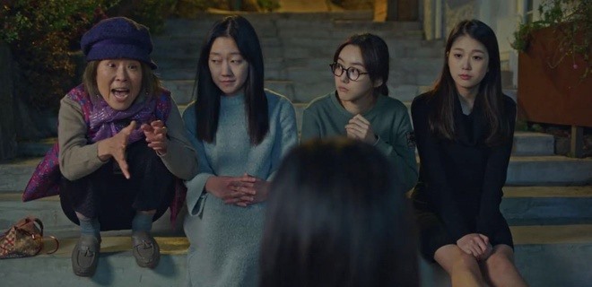 Go Soo Jung (mặc áo đen) trong phim “Yêu tinh“. Ảnh cắt từ clip