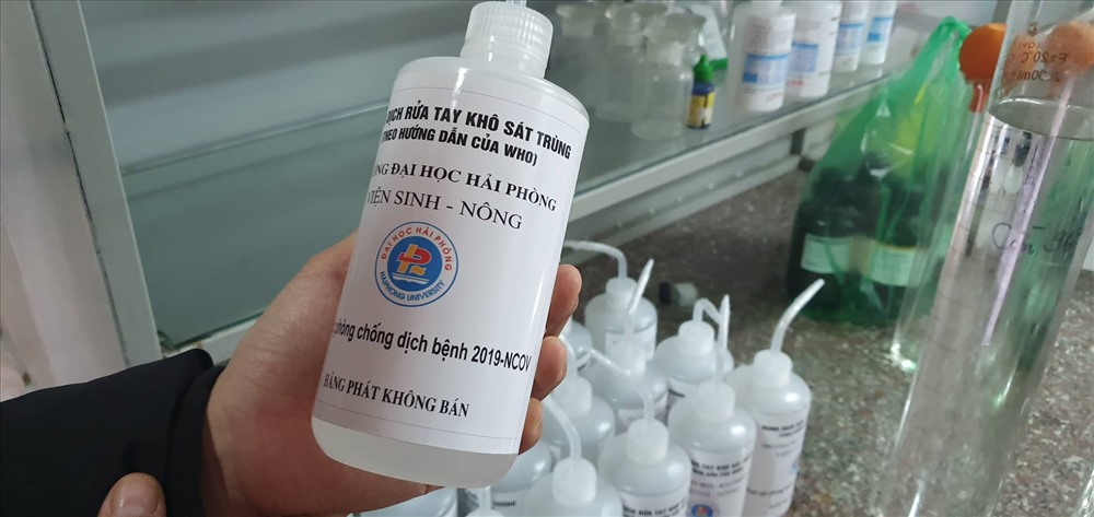 Dung dịch sau khi hoàn thiện được dán nhãn mác của Trường đại học Hải Phòng.