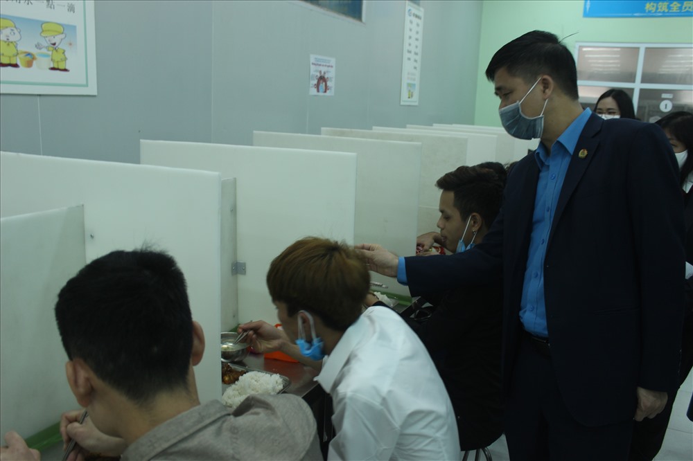 Phó Chủ tịch Tổng LĐLĐVN Ngọ Duy Hiểu nắm bắt tình hình phòng chống virus Corona tại Công ty TNHH CDL Precision Technology Việt Nam. Công ty đã bố trí các vách ngăn tại phòng ăn để phòng chống virus Corona.