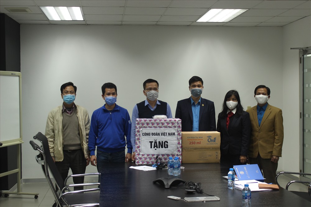 Đoàn công tác Tổng Liên đoàn Lao động Việt Nam tặng khẩu trang, nước rửa tay cho người lao động Công ty TNHH Piagio Việt Nam.