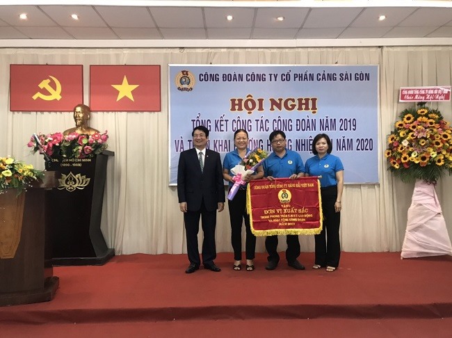 Chủ tịch Công đoàn Tổng Công ty Hàng hải Lê Phan Linh trao Bằng khen cho Công đoàn Cảng Sài Gòn. Ảnh: L.C