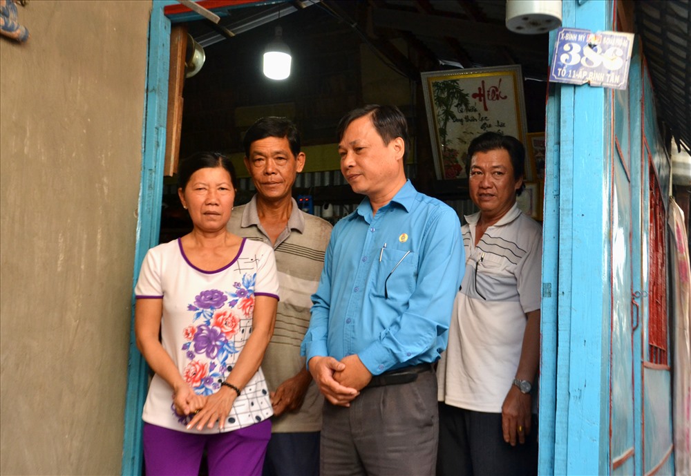 Đoàn công tác LĐLĐ An Giang do Phó Chủ tịch Nguyễn Thanh Hải dẫn đầu đã đến tận nơi thăm hỏi, động viên gia đình nữ công nhân vắn số. Ảnh: LT